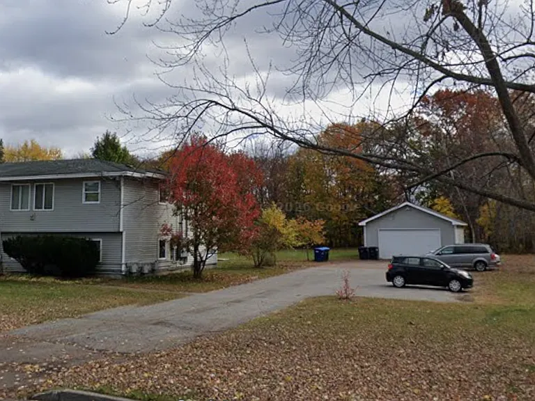 385 Heineberg Dr — Photo 2