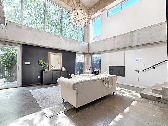3rd image of 1001 Belleview St #104