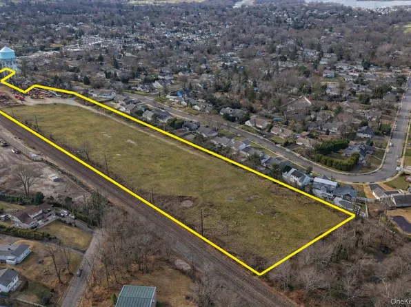 (undisclosed Address), Glen Head, NY 11545