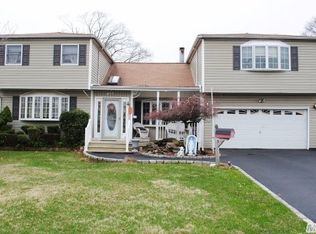 188 E 6th St, Deer Park, NY 11729
