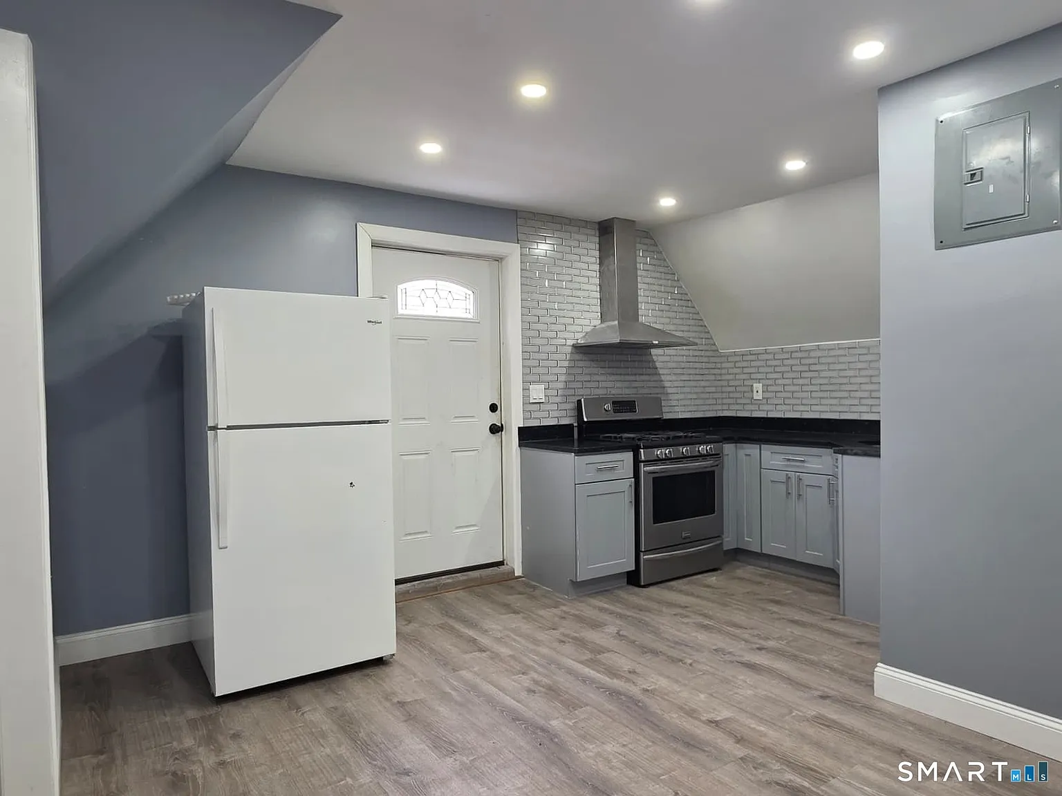2 bed, 1.0 bath, 2489 sqft, $1,800 — Photo 3