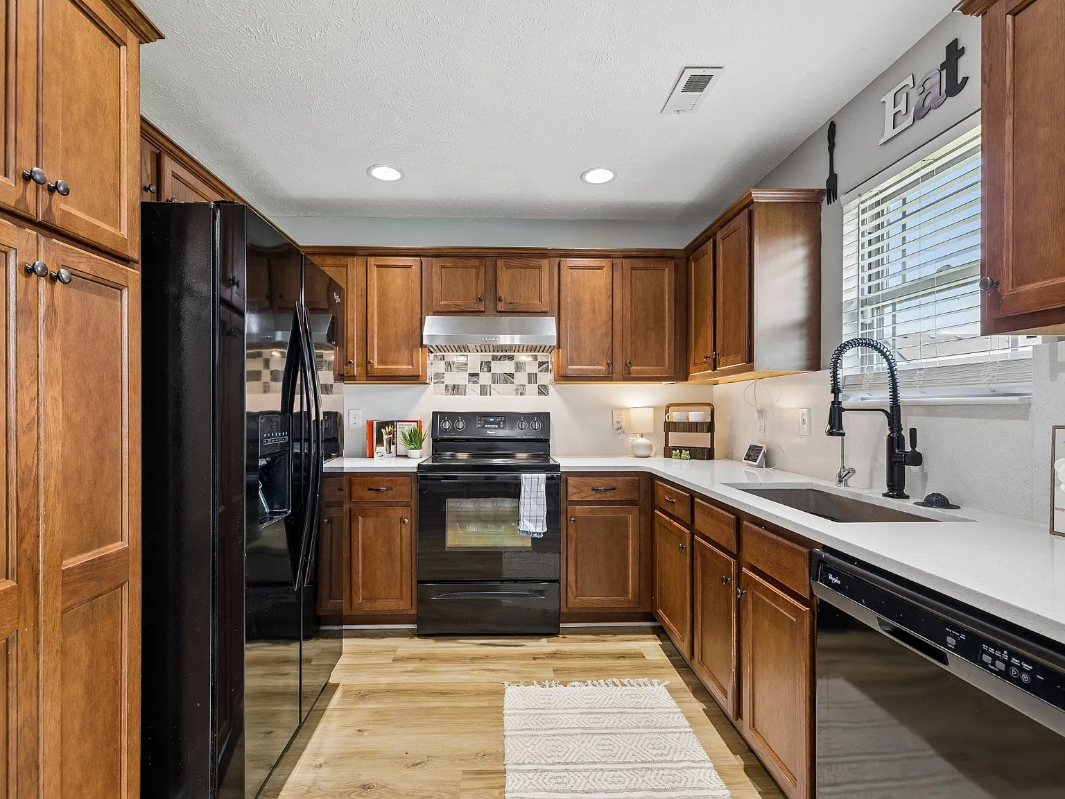 3 bed, 2.5 bath, 1512 sqft, $2,000 — Photo 2