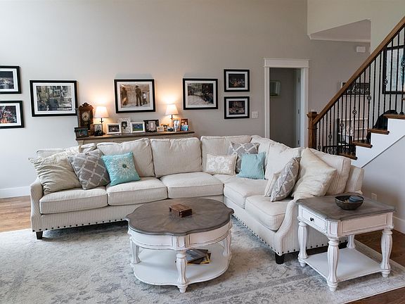 2nd image of 3013 Robinwood Dr