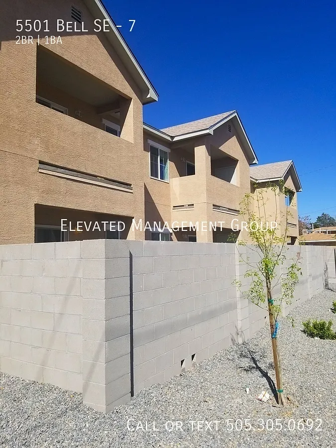 Move in NOW! No Carpet 2Bd/1Bath Refrigerated Air! Down Stairs Unit — Photo 3