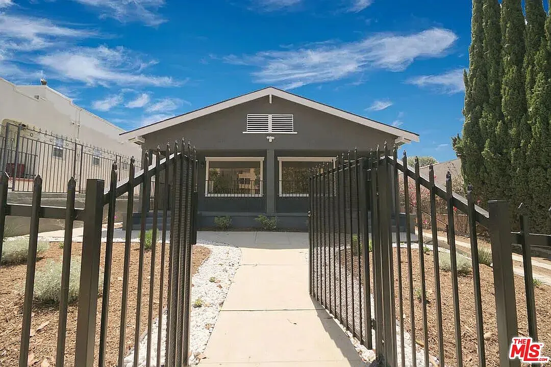 2 bed, 1.5 bath, 912 sqft, $2,975 — Photo 1