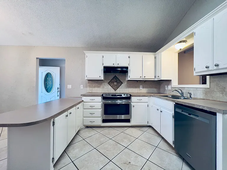 6904 Genoa Ave — Photo 6