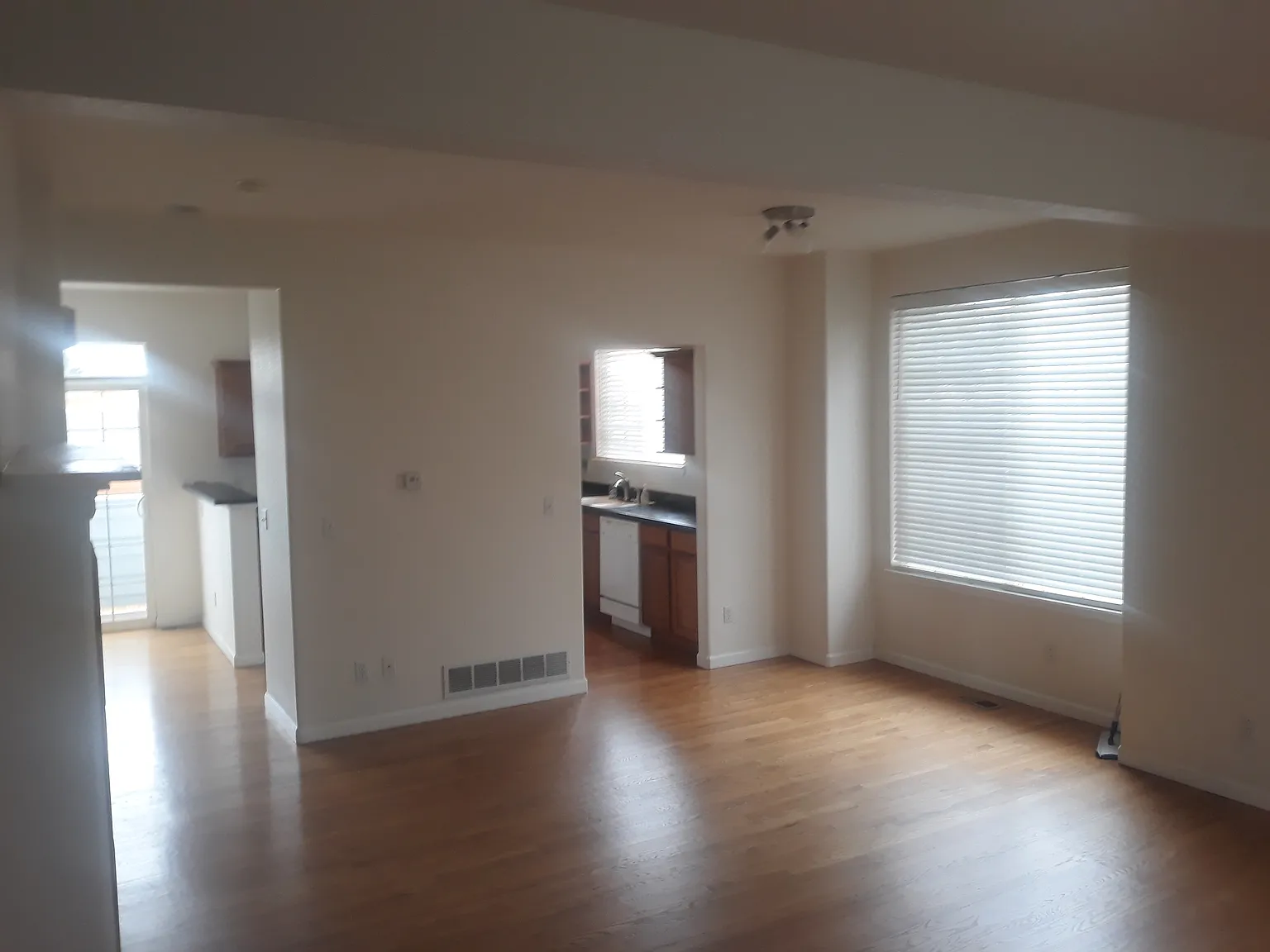 3 bed, 2.5 bath, 1575 sqft, $2,600 — Photo 4