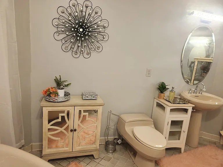 Ensuite Bathroom, another view