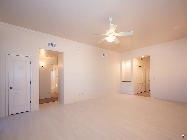 624 E 2nd St — Photo 5