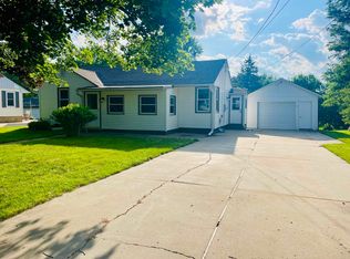 705 S 7th St, Oregon, IL 61061