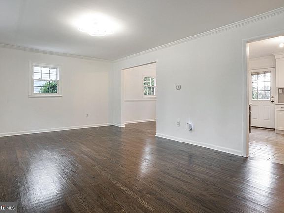 3rd image of 4809 Camelot St