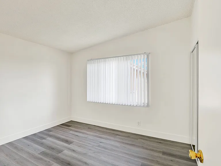 Serrano Apartments — Photo 26