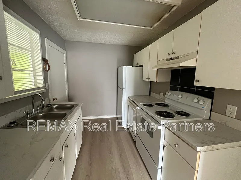 3 bed, 1.0 bath, 900 sqft, $1,150 — Photo 3