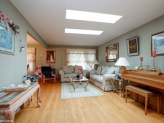 3rd image of 1033 Irwin Ave