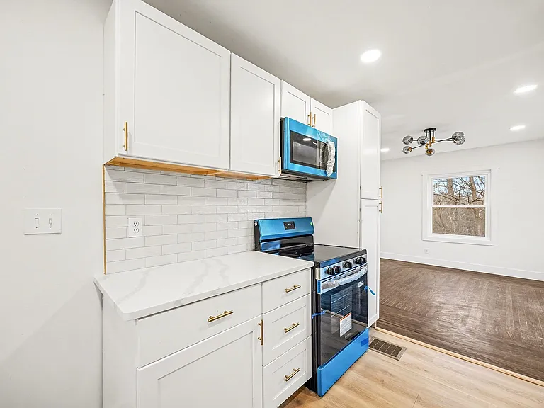 195 Sherman Ave — Photo 2