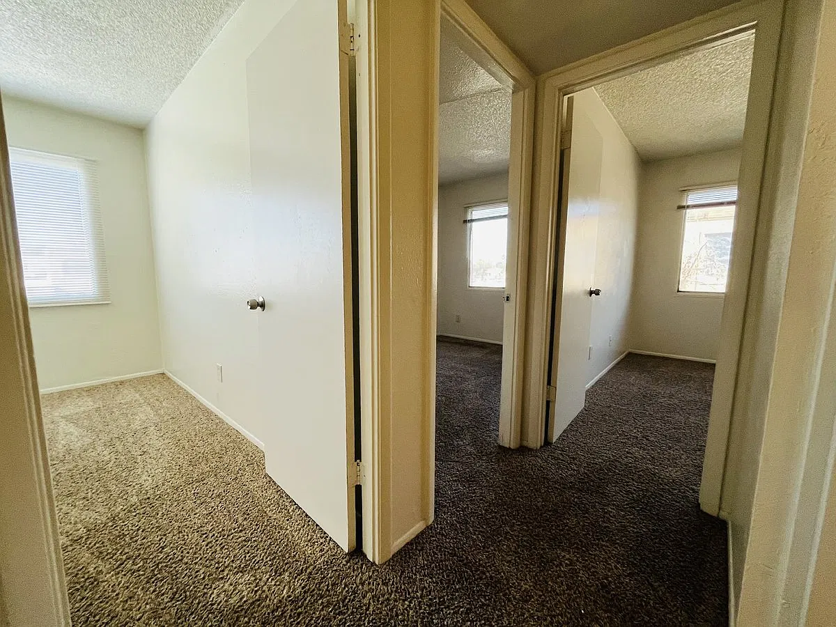 6713 W Devonshire Ave — Photo 4