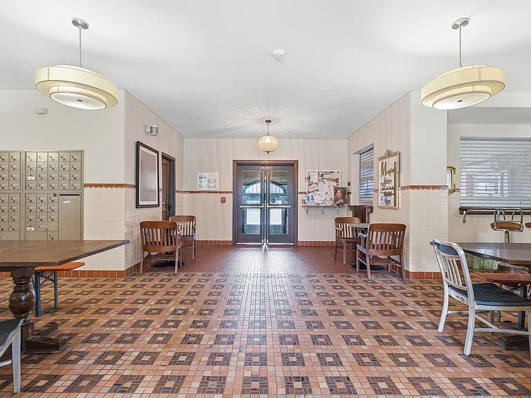 Central State Mansion — Photo 29