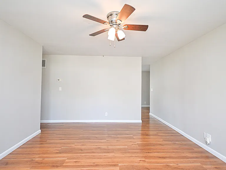 647 Bellaire Ct — Photo 4