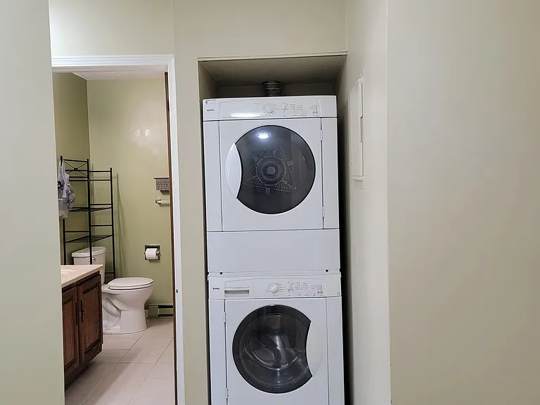 70 Twin Oaks Ter — Photo 2