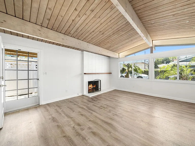 2545 Elden Ave — Photo 2