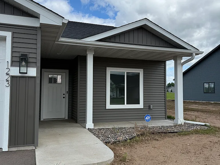 1223 Wisteria Ln — Photo 2