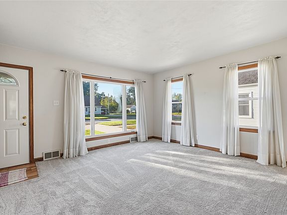 3rd image of 2036 Franklin Ave NE