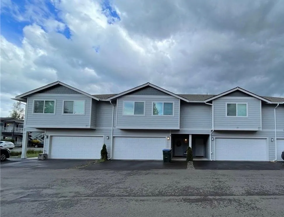 Photo 1 of 21 - 1903 Ahlers Ave #1 - Centralia, WA Primary Photo - 1903 Ahlers Ave #1
