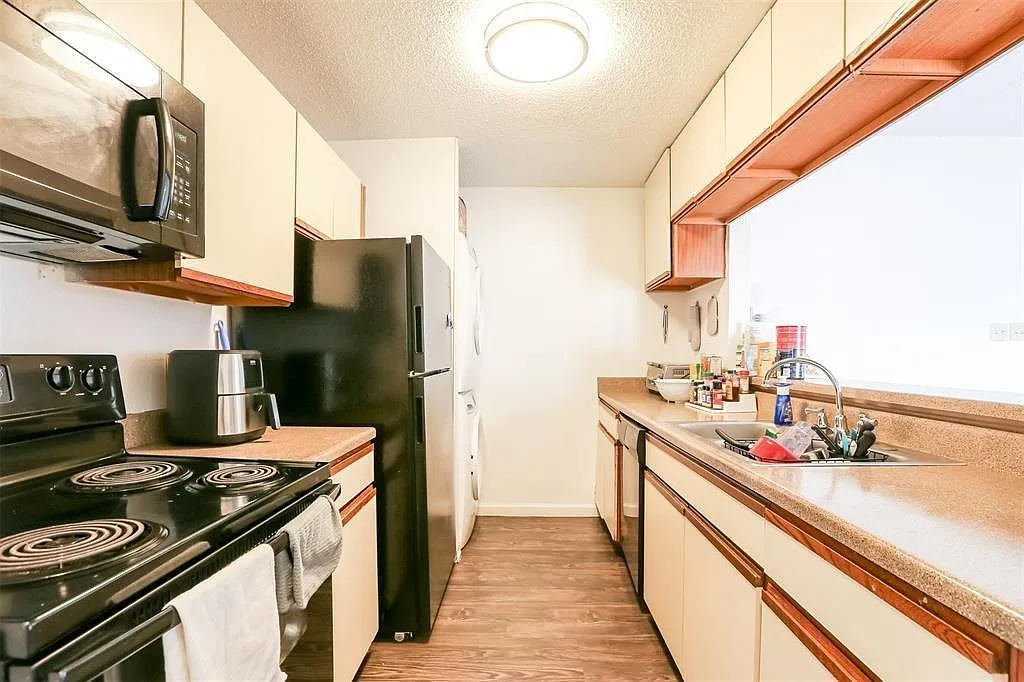 2 bed, 2.0 bath, 758 sqft, $2,300 — Photo 2