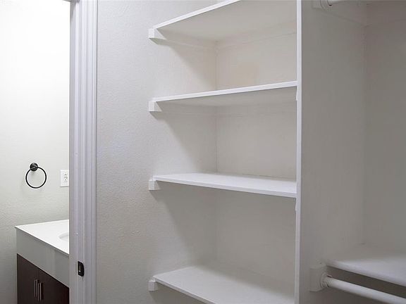 4th image of 810 Odell St