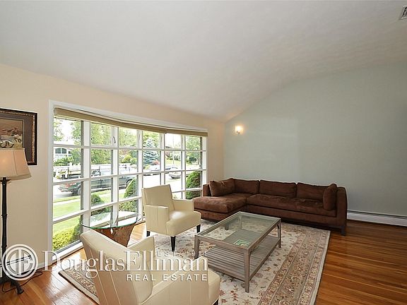 5th image of 935 Gloucester Ct