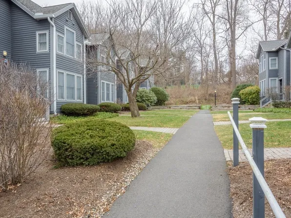 35 Amity Pl, Amherst, MA 01002