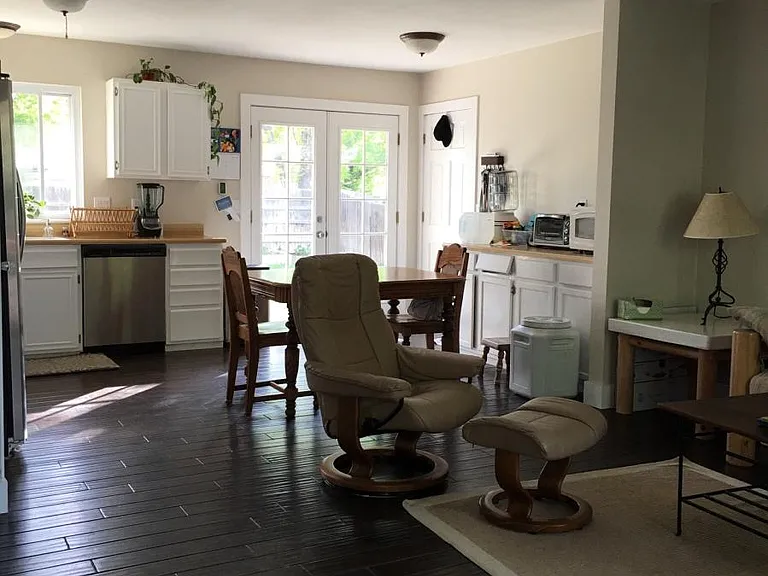 905 Acadia Ave — Photo 2