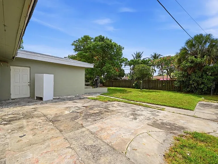 740 E Evanston Cir — Photo 13