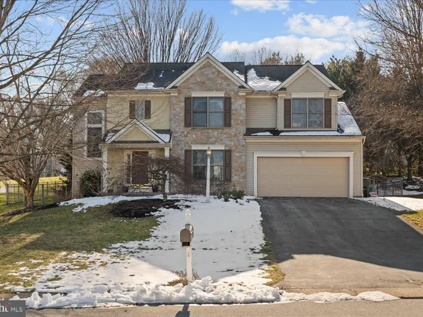 1302 Hyde Park Dr, Lancaster, PA 17601