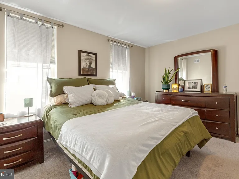 2652 Livingston St — Photo 18