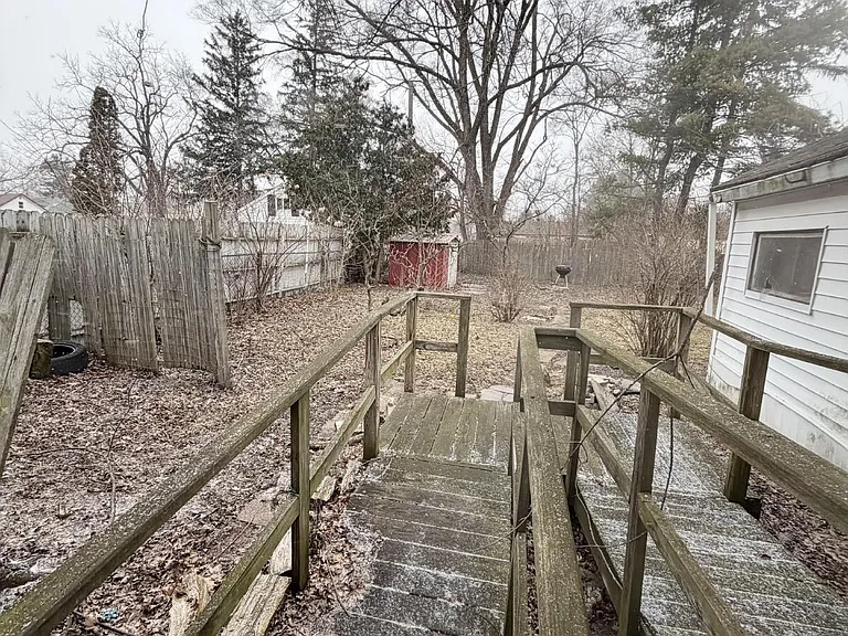 912 Pleasant St — Photo 17