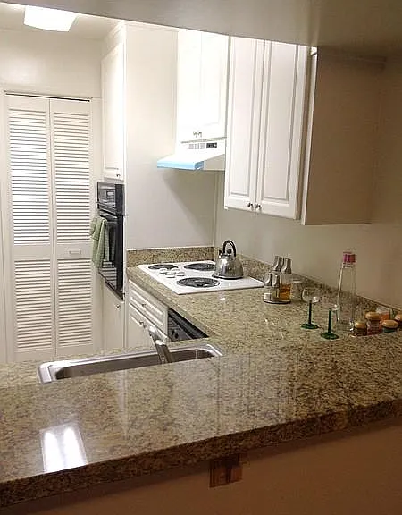 Del Monico Apartments — Photo 3