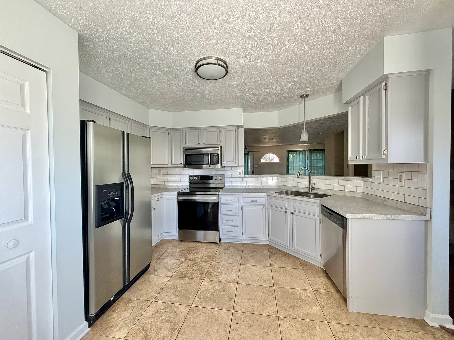 3 bed, 2.5 bath, 1484 sqft, $2,700 — Photo 2