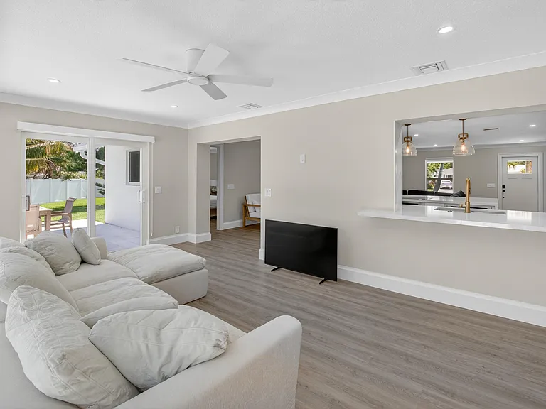 135 SE 28th Ct — Photo 26