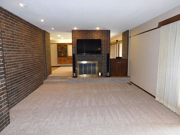 Living w FP open to Dining