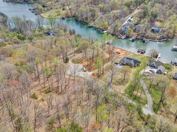 26 Lake Edge Dr, Moneta, VA 24121