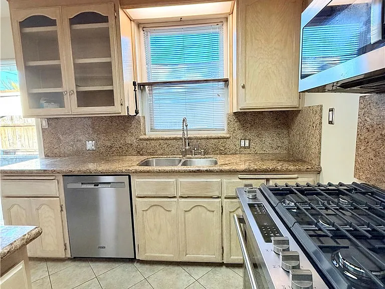 828 N Pass Ave — Photo 18