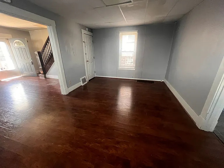 925 Leeds Ave — Photo 6