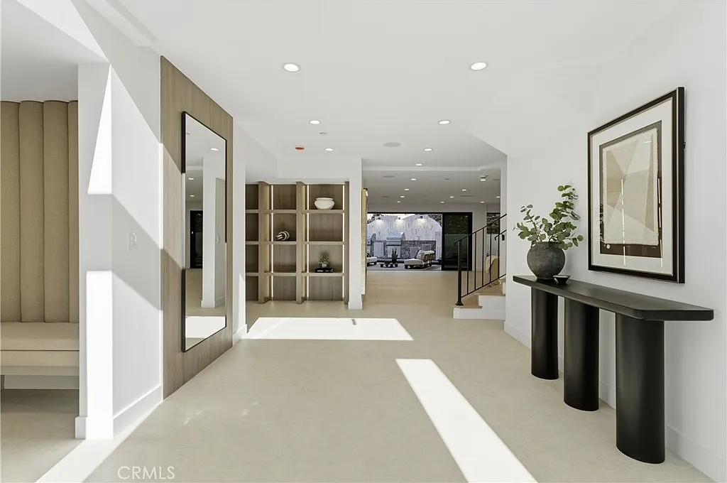 6 bed, 6.5 bath, 4651 sqft, $35,000 — Photo 2