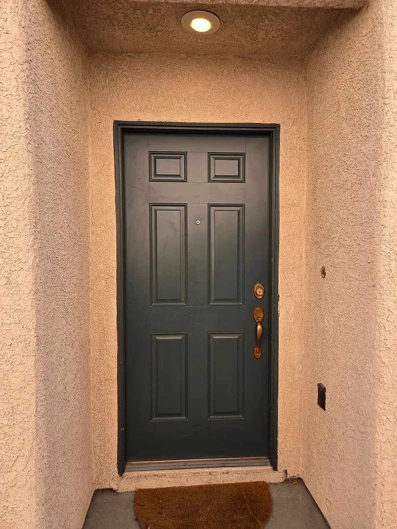A Beautiful 3-Bedroom Home In The Desirable Summerlin Area! — Photo 3