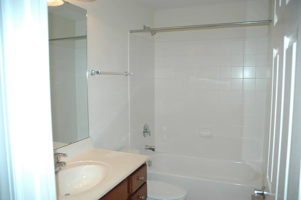 4 bed, 3.5 bath, 2900 sqft, $2,800 — Photo 2