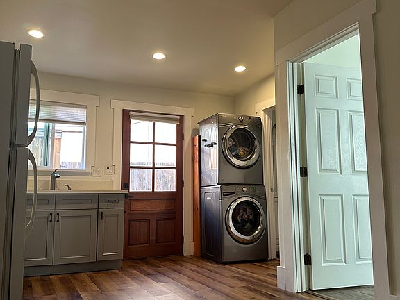 Kitchen and living room open concept.
High-quality washer and dryer included for your convenience.