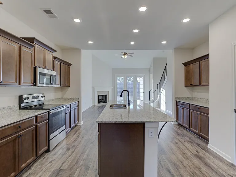 495 Maple St — Photo 8