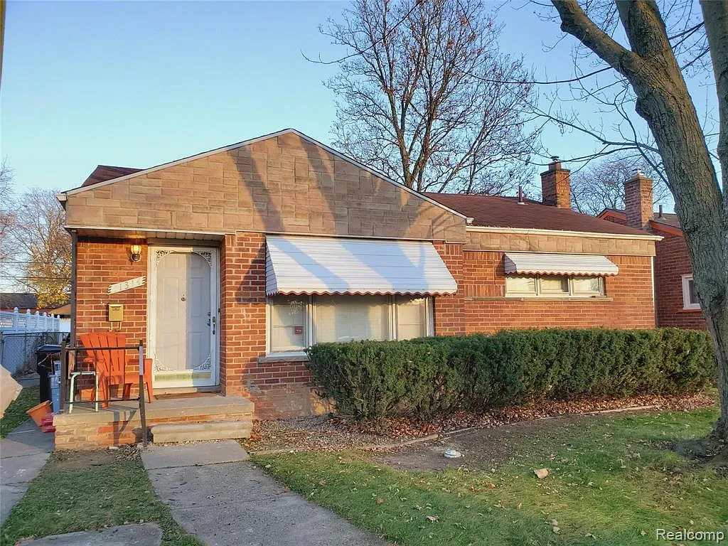 3 bed, 1.5 bath, 1050 sqft, $1,774 — Photo 3