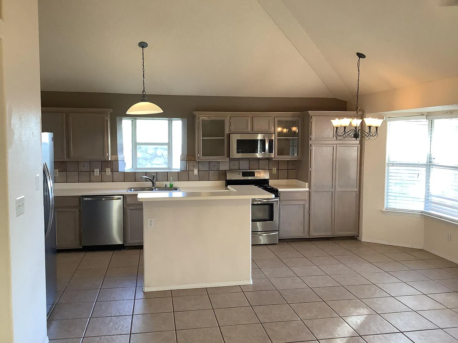 4 bed, 2.0 bath, 1845 sqft, $2,400 — Photo 3